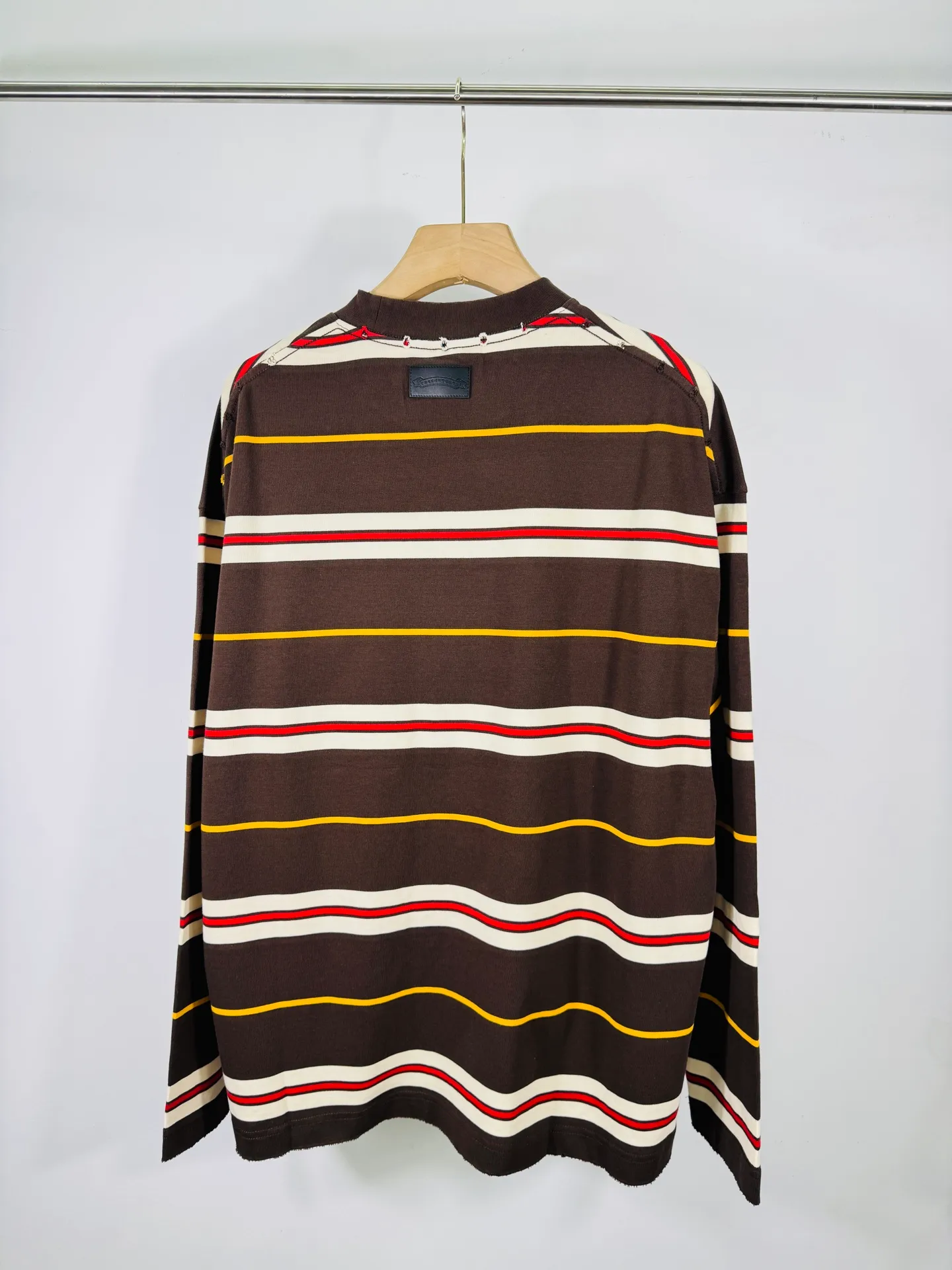 P260 top version, real shot without P, ​​different from market currency) 𝗖𝗵𝗿𝗼𝗺𝗲 𝗛𝗲𝗮𝗿𝘁𝘀/Cro Heart 2025 Autumn and Winter Horseshoe Cross Stripe Couple Casual Long Sleeve 👑The highest version! Customized fabric 320g fabric! Horseshoe cross sticker, a best-selling model in the counter, very comfortable to wear. Accessories: original molded and authenticated collar label➕100% silk wash label. Genuine purchase-grade original hangtag➕matching hanging rope➕3D hanging beads➕original packaging bag. Craftsmanship: The original version has consistent wiring! The highest version of the armhole matching technique! Color: Brown Green Size: S M L XL Style No.: 5193